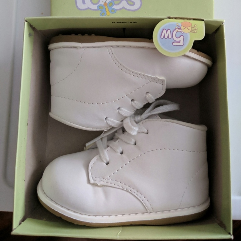 Teeny toes white baby shoes